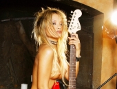 Tila Tequila - Picture 1 - 661x1008